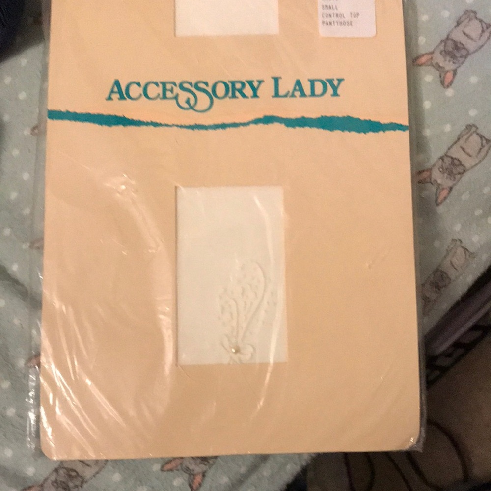 Accessory Lady white hosiery.